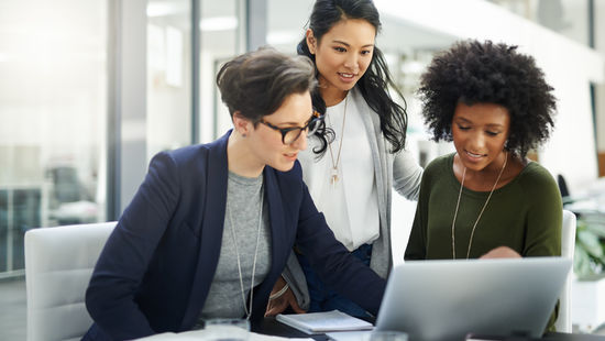 Frauen in Aufsichtsräten: Ein Team von drei multiethnischen Frauen diskutiert vor dem Laptop. Foto: © AJ_Watt/E+/Getty Images